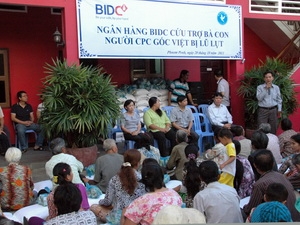 Relief provided for overseas Vietnamese flood victims in Phnom Penh